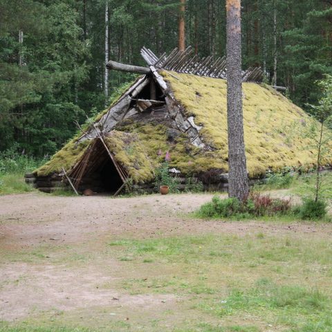 <div>Kivikauden kylässä oleva Rusavierron talo on rakennettu arkeologisen tutkimustiedon pohjalta. Kuva: SM / Kari Kotilainen.</div>